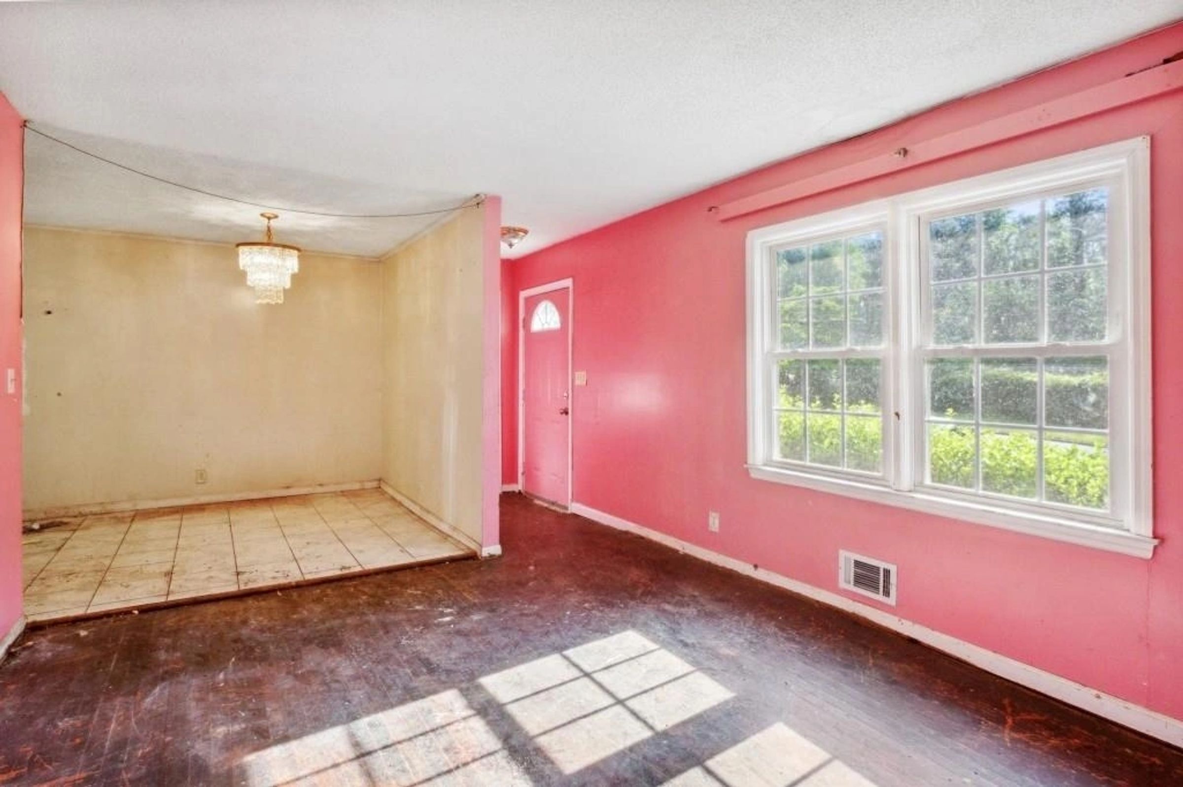 Original living room with pink walls