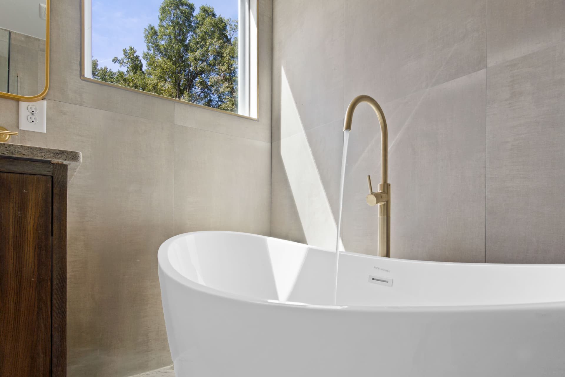 Freestanding soaking tub