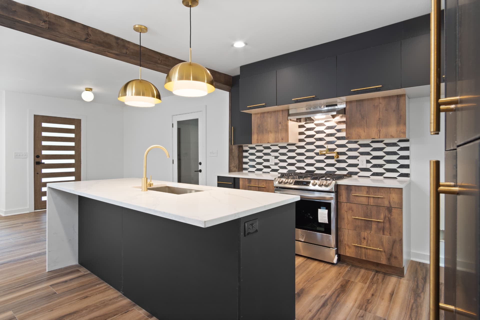 Kitchen island with two-tone cabinetry