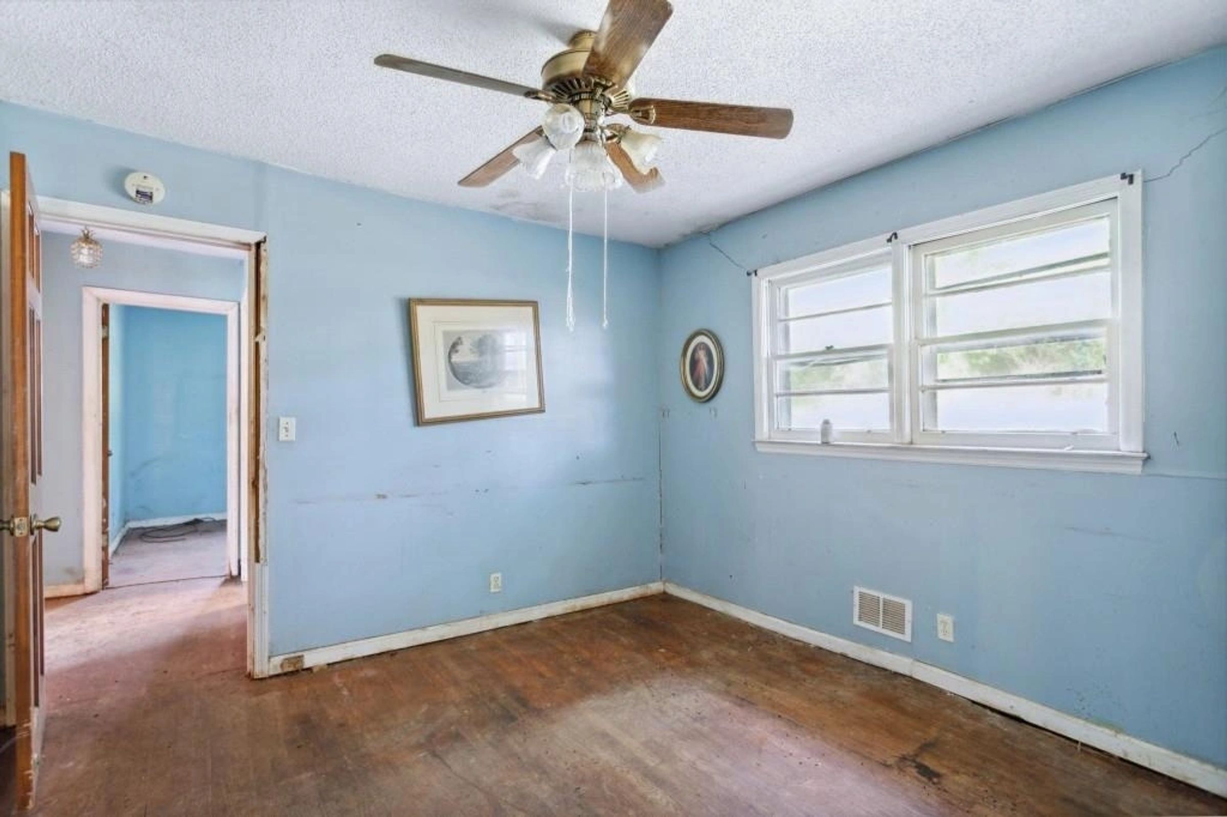 Original bedroom before renovation