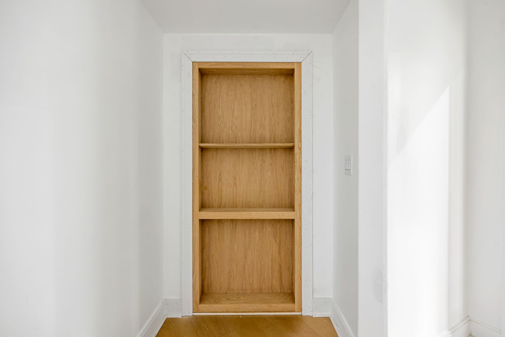 Built-in oak niche shelving detail